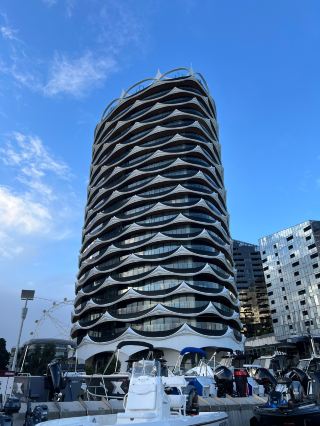 In Melbourne's Docklands, Victoria Harbour unfolds like a modern painting at the end of the Yarra River. In the early morning, I strolled along the harbor's 