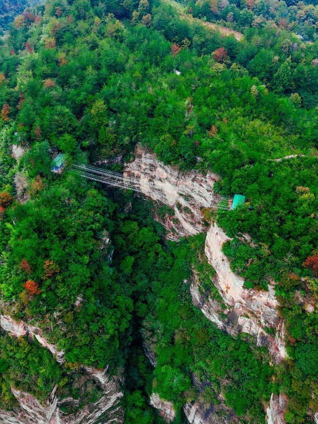 懸空棧道，心跳尖叫！峰巒疊嶂，姿態萬千是山水畫裡的真實場景