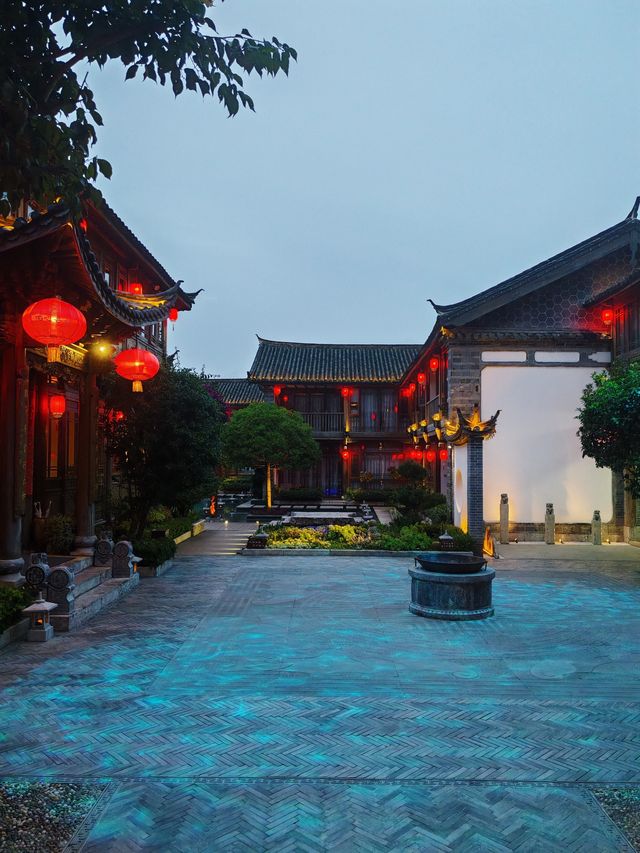 帶娃夜遊古城不累秘訣！住進這座庭院，晚上比白天更精彩～