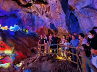 Kongshan Baiyun Cave maintains a constant temperature of 17°C, making it a perfect warm getaway for autumn underground