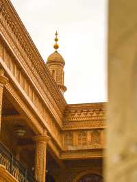 金與白交織好似異域世界