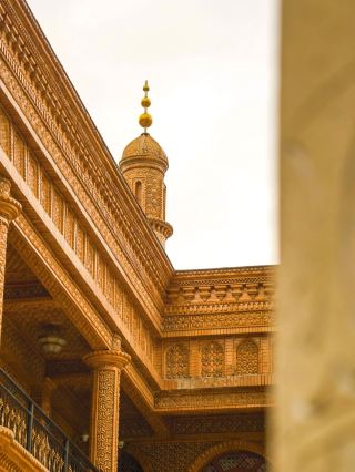 금색과 흰색이 어우러져 이국적인 세계를 연상시킵니다