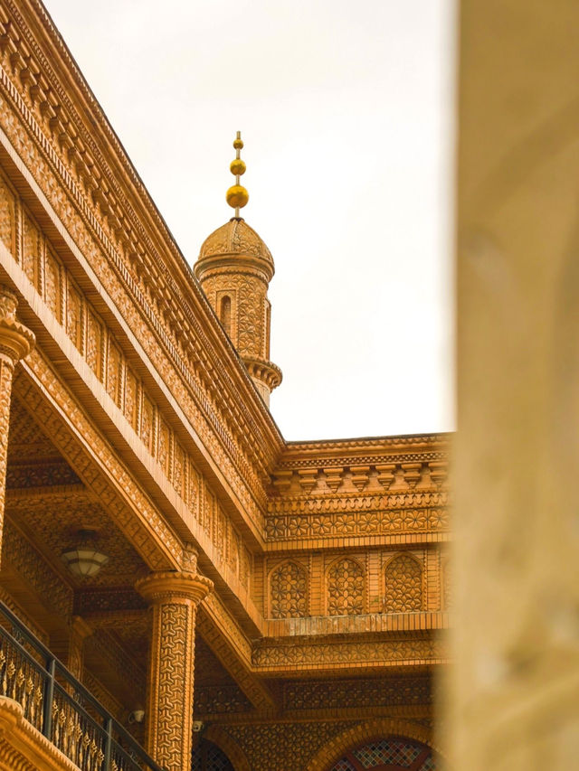 金與白交織好似異域世界 金與白交織好似異域世界