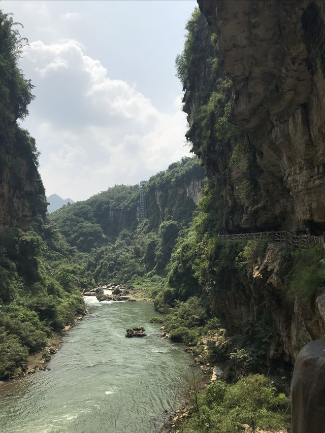 興義必打卡！穿越地球裂縫的瀑布仙境！   交通出行 地址：貴州省黔西南布依族苗族自治州興