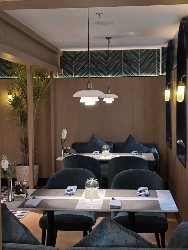 Отель с изысканным рестораном внутри. Отель с изысканным рестораном внутри.