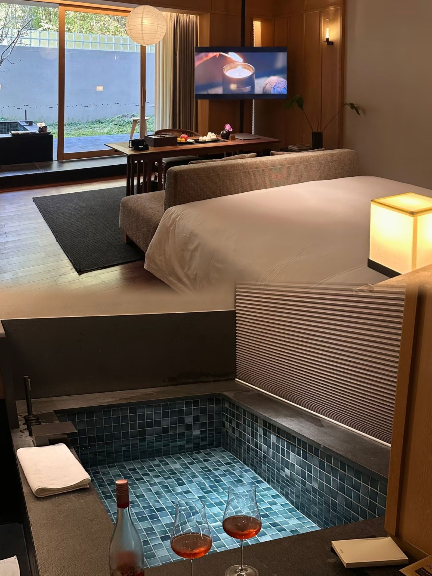 Suiji Jianshan Hotel

After a week of rushing around, I specifically came to this hotel full of atmosphere to stay for a few days 🌿. The check-in experience exceeded my expectations, and I sincerely want to recommend it to every friend who wants to relax.

The hotel is located at Building G, No. 153 Hanxi Avenue Middle, Zhongcun Street, Panyu District, Guangzhou 🗺️. Public transportation is very convenient; take Metro Line 7 to Xiecun Station, and it’s just a short walk from the exit 🚶. If you drive, there are plenty of parking spaces available, so parking is no problem 🚗.

The entire hotel integrates the artistic conception of mountains and waters into its architecture. As soon as you step inside, you are far away from the street noise 🍃. The room I stayed in had an excellent view, with large glass windows framing the outdoor mountain scenery like a natural painting 🖼️. The interior features simple and elegant soft furnishings, with cotton and linen bedding that is soft and skin-friendly 😴. Lying down instantly relieves all fatigue. The space layout is spacious and not crowded, and the wash area has a practical wet and dry separation design 🚿. The toiletries have a light and pleasant fragrance, showing attention to detail. During leisure time, sitting in the window-side lounge area, feeling the breeze and enjoying the view is so comfortable and relaxing 🪑.

No worries about meals 🥢. The hotel’s dining area offers a wide variety of options. The breakfast hall serves fresh and diverse dishes, including Chinese pastries, porridge, Western-style light meals, and fresh fruits and vegetables 🥐. Having a hearty breakfast in the morning fills you with energy for the whole day. For main meals, you can taste local specialty dishes made with fresh ingredients and authentic, fragrant flavors 😋. The ingredient combinations are thoughtful, making the food refreshing and not greasy, greatly satisfying your taste buds.

The location advantage is especially prominent 📍, making travel and sightseeing very convenient. You can reach the major Chimelong parks within a short drive 🎠, making it suitable for both family trips and leisure check-ins. Nearby, there is also an ecological forest park where you can take a walk after meals or in the early morning 🌳, breathe fresh air, and immerse yourself in the natural greenery, fully enjoying a leisurely vibe.

Finally, here are some practical tips 💡: It is recommended to book your stay online in advance to save time by avoiding peak check-in hours; if you prefer quiet, you can inform the front desk in advance to be prioritized for a room away from the corridor.

The time spent at Suiji Jianshan Hotel offers a slow-paced life that brings inner peace ✨. Whether for a short vacation, a weekend getaway, or a transit stop, this is an excellent choice. Comfortable environment, attentive service, and convenient travel—once you come, you won’t forget it, and you will definitely want to stay again when you have time ❤️.