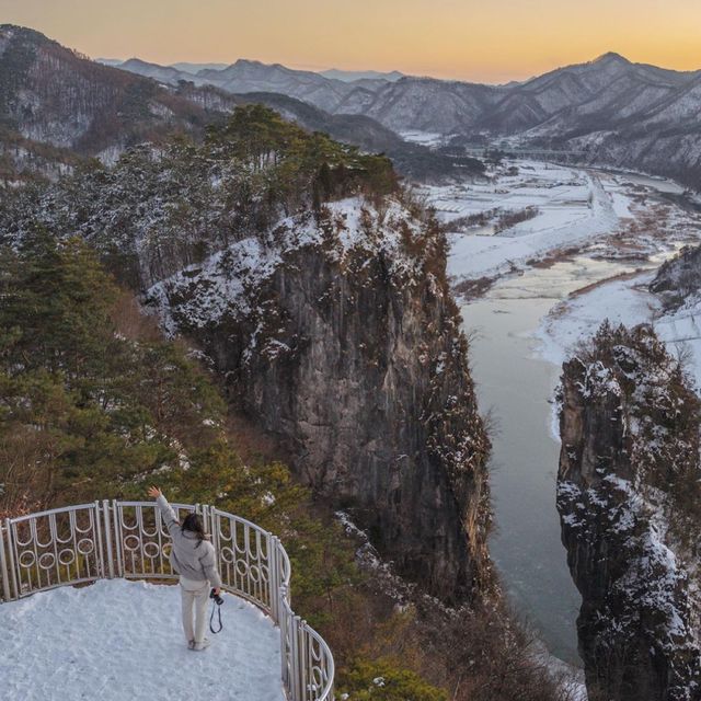 기암절벽 설경이 멋진 강원도 영월 선돌 