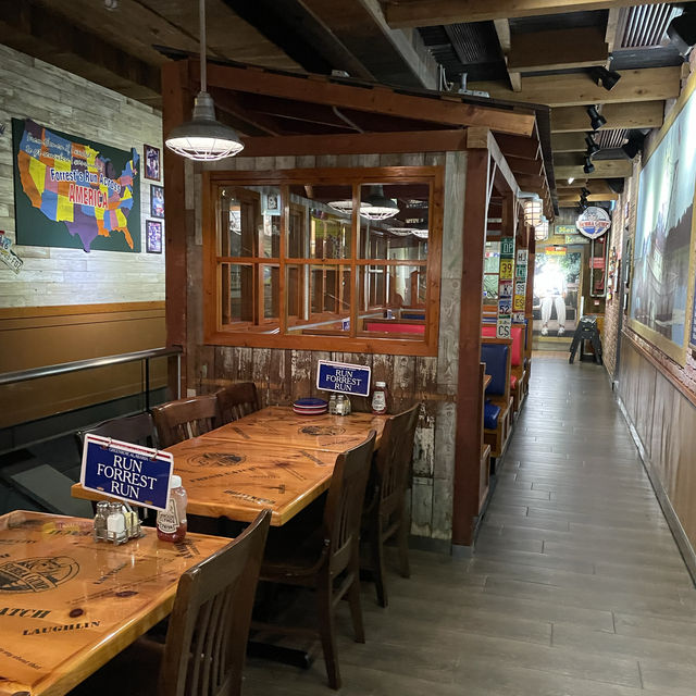 香港山頂｜山頂靚景嘅氣氛美式餐廳