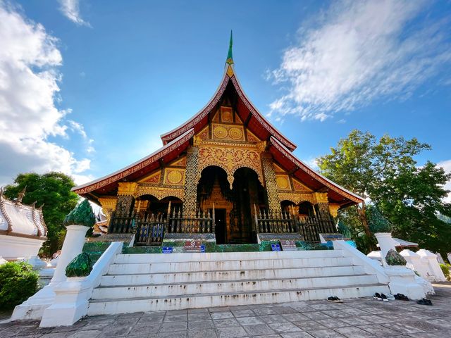 วัดเชียงทอง หลวงพระบาง วัดอยู่ติดริมแม่น้ำโขง