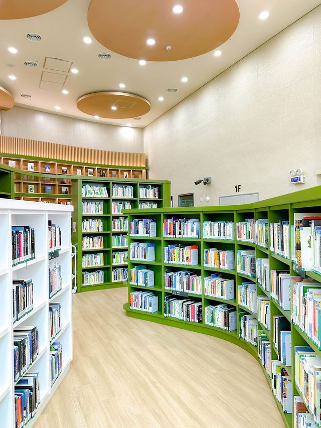 개관한지 1달도 안된 신상 도서관📚
