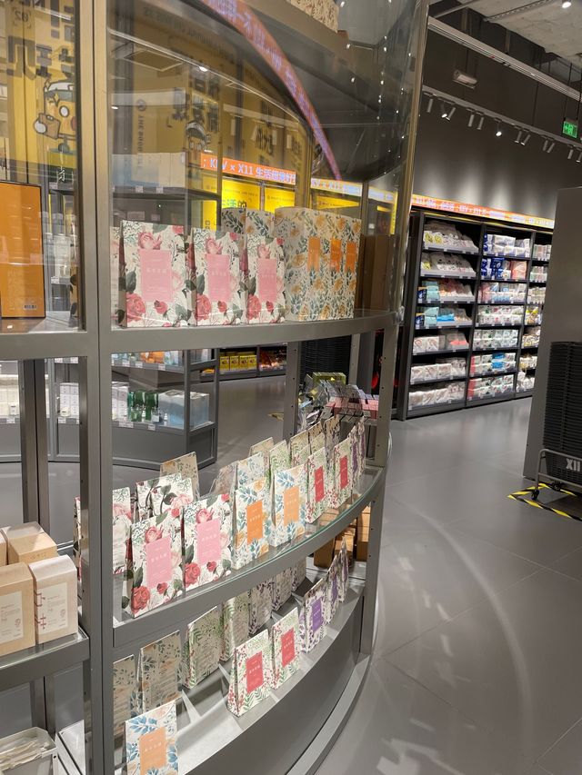 深圳人氣文創雜貨店‼️KKV😍卓越中心太空主題分店😆文創盲盒零食一應俱全