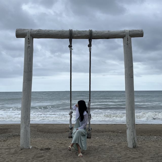 오션뷰를 바라보며 그네가 있는 카페