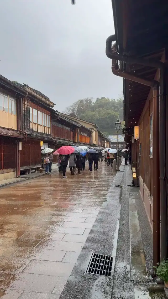 A rainy day at Kanazawa’s Higashi Chaya-Gai☔️