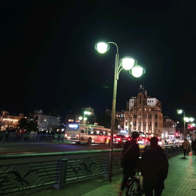 京都散遊，夜步鴨川。