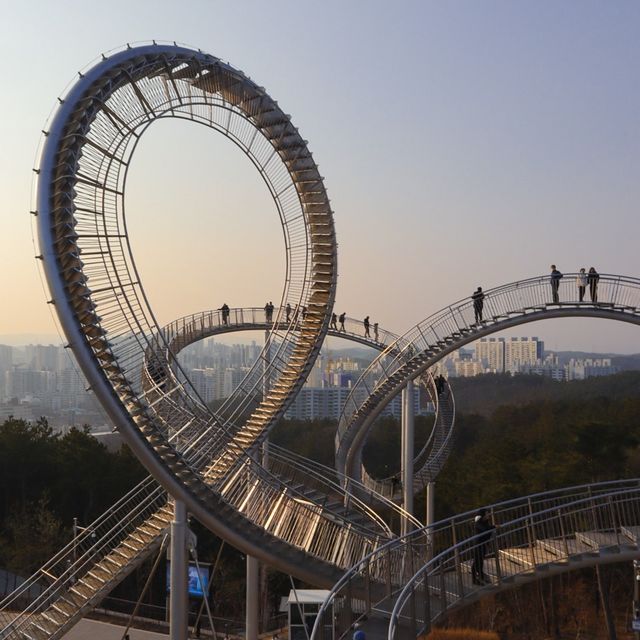 걸어다니는 롤러코스터가 있는곳🎢