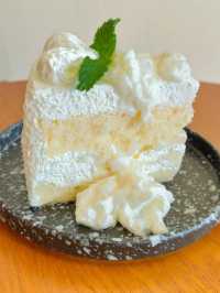 Flat White cafe ร้านคาเฟ่สไตล์มินิมอลน่านั่ง 