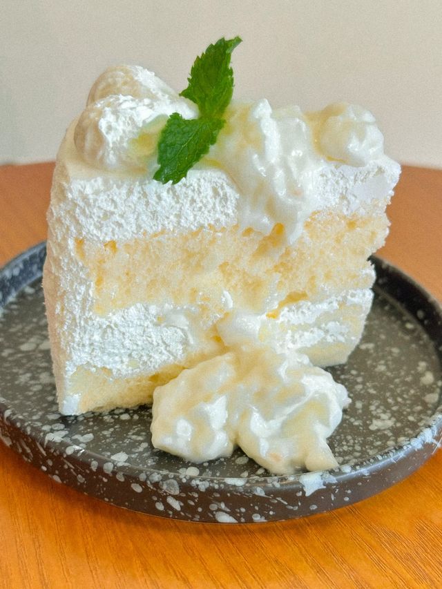 Flat White cafe ร้านคาเฟ่สไตล์มินิมอลน่านั่ง 