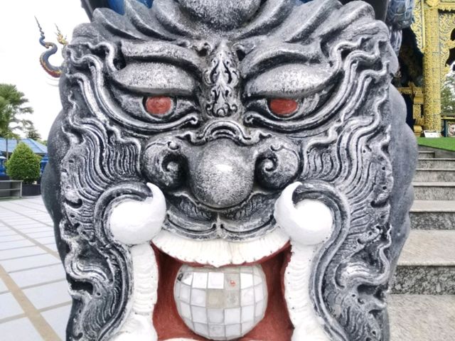 วัดร่องเสือเต้น วัดน้ำเงินแห่งเชียงราย 