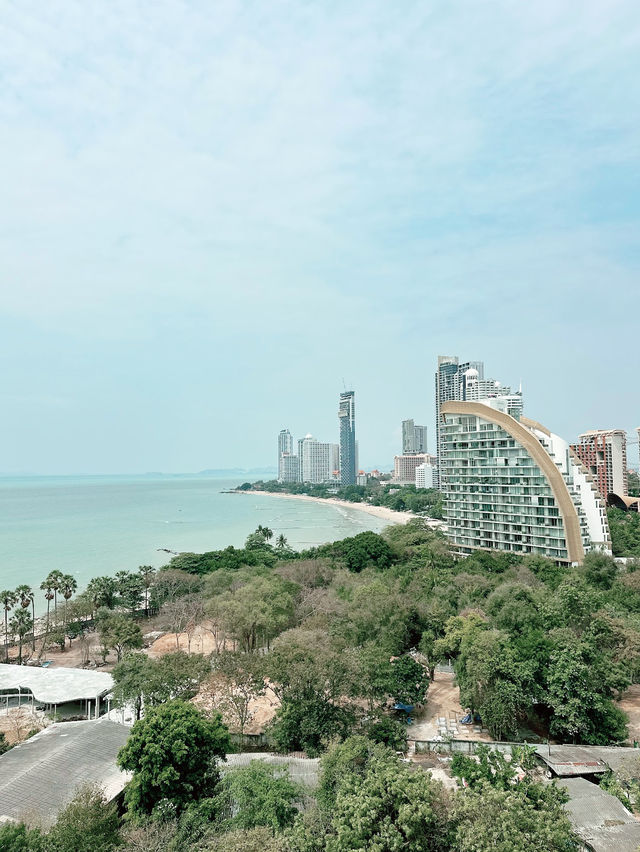 芭堤雅灣和島嶼的景色的五星級度假村