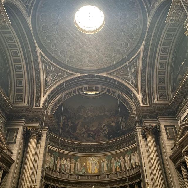 Holy Trinity Church：中世紀建築瑰寶，感受英國基督教歷史