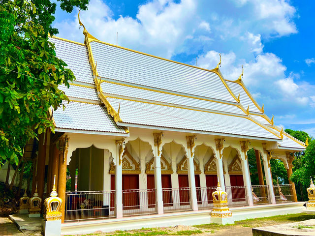 สักการะหลวงพ่อองค์ใหญ่บนเชิงเขา