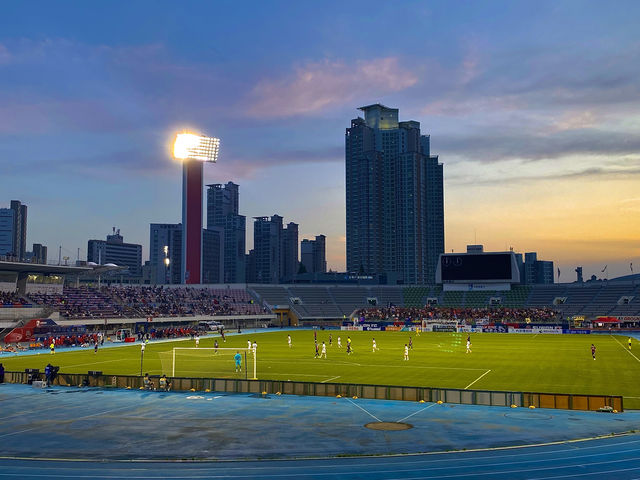 뜨거운 열기를 느끼며 축구도 보고, 환상적인 일몰 뷰도 즐길 수 있는 곳, 수원종합운동장⚽️