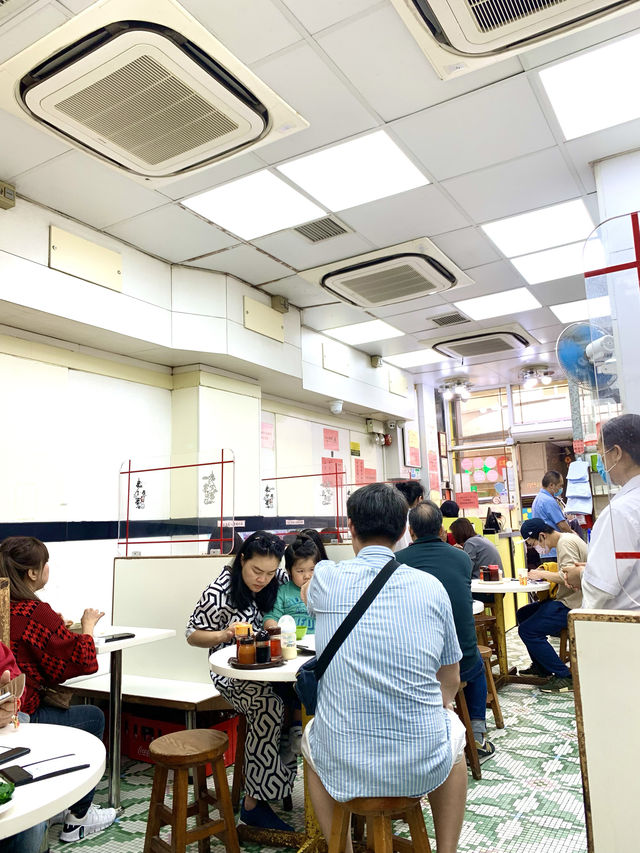 香港　香港観光　絶対に外せない香港グルメ　 エビワンタン麺は最高だ！