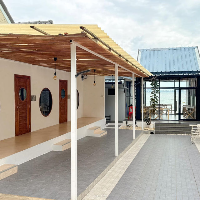 ที่พักเกาะล้าน ติดทะเลสุดไพรเวท ห้องน่ารักมินิมอล