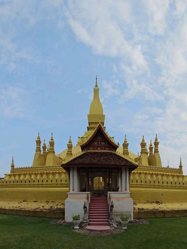สัมผัสความงามของสปป.ลาว ณ พระธาตุหลวงเวียงจันทน์