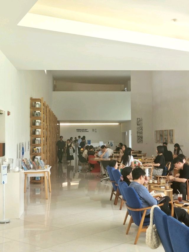 이토록 멋있는 갤러리 북카페라니