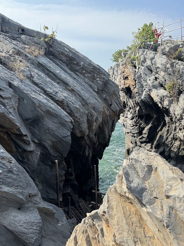 📌🌊 แหลมถ้ำพัง หรือ ถ้ำทะลุ