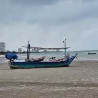 หาดเขาตะเกียบ ในวันฝนพรำ