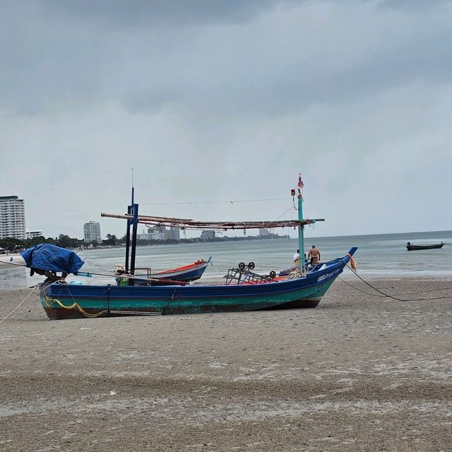 หาดเขาตะเกียบ ในวันฝนพรำ