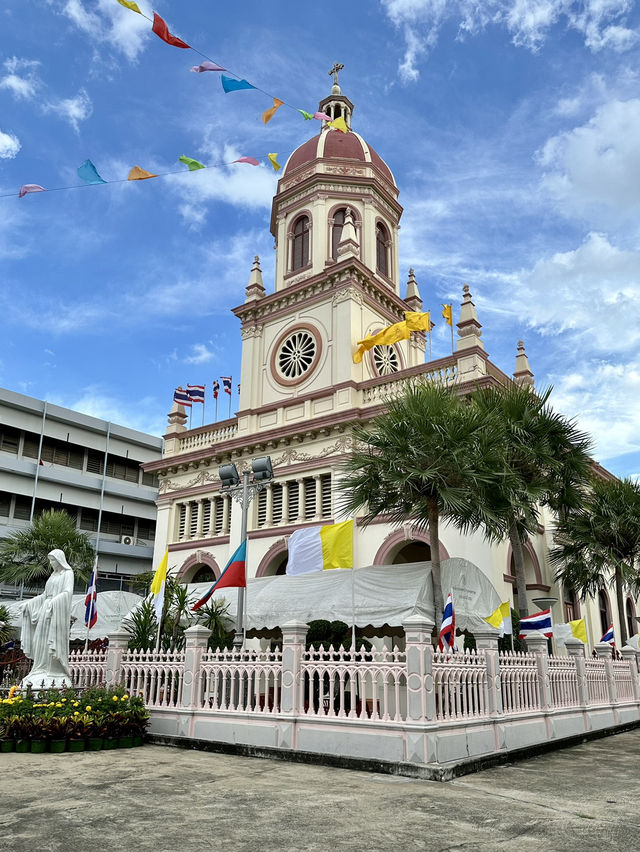 โบสถ์⛪️สีชมพูสวยหวาน ในชุมชนเก่าแก่ “กุฏีจีน”