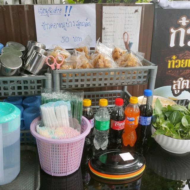 ก๋วยเตี๋ยวเรือร้านลับริมสระน้ำ เมืองทองธานี