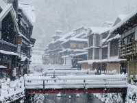 《銀山温泉》趣深い温泉街と雪景色