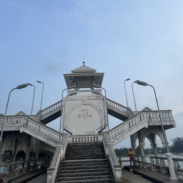 จุดชมวิวพระอาทิตย์ตกสะพานรักสารสิน