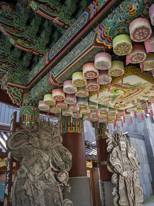 Extremely Instagramable Buddhist Temple in Downtown of Seoul 