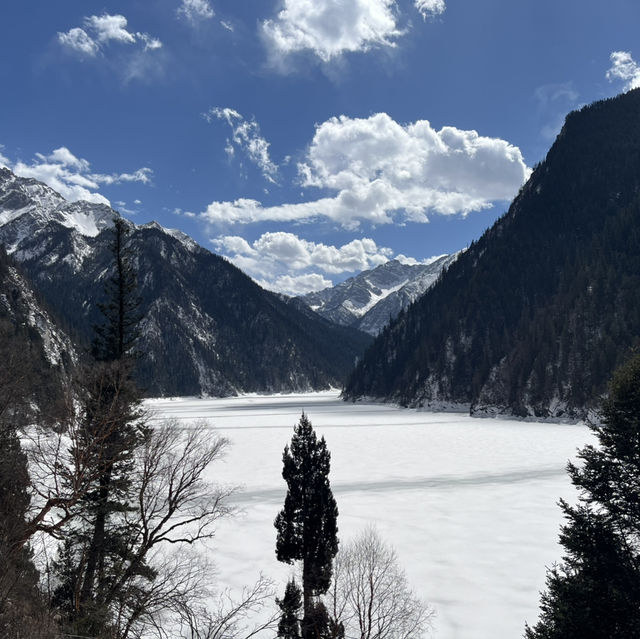 อุทยานแห่งชาติจิ่วจ้ายโกว (Jiuzhaigou) 🏞️