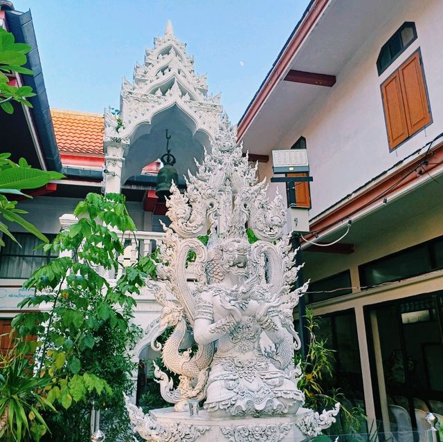 泰國曼谷市區歷史古跡皇家寺廟:Wat Sutthiwararam，精美絕倫的建築和雕像，適合打卡拍照📸好去處
