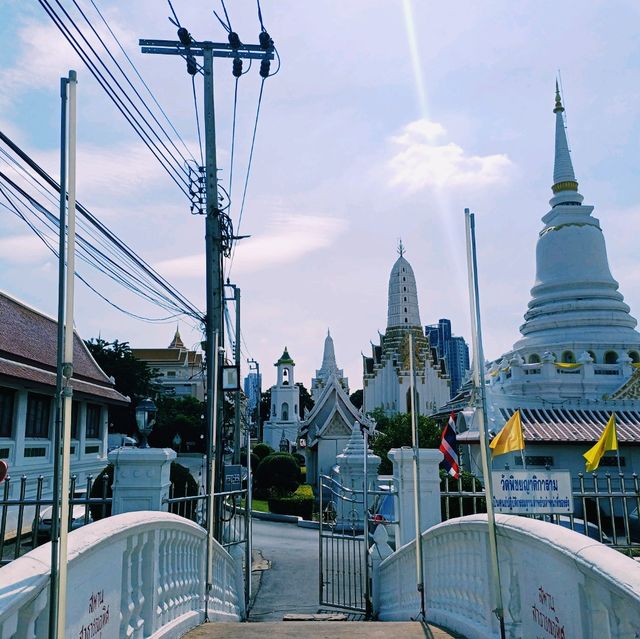 泰國曼谷標誌性皇家古跡寺廟景點:Wat Phitchaya Yatikaram Worawihan，雄偉白色巨塔，適合打卡拍照📸。