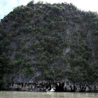 ไปล่องเรือกับสถานที่ยอดฮิตของจังหวัดพังงา...