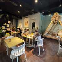 Postcards, Coffee, and Christmas Cheer at 早初 Entry Time Cafe 