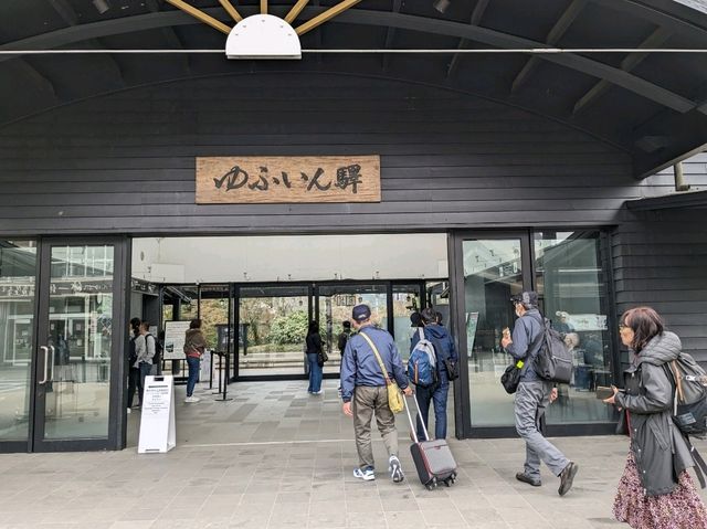 彷如與自然結合的美麗建築：由布院遊客服務中心
