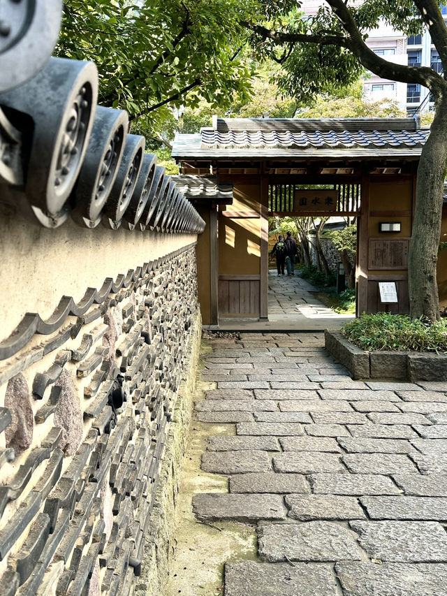 駅からほど近いオフィス街にある日本庭園
