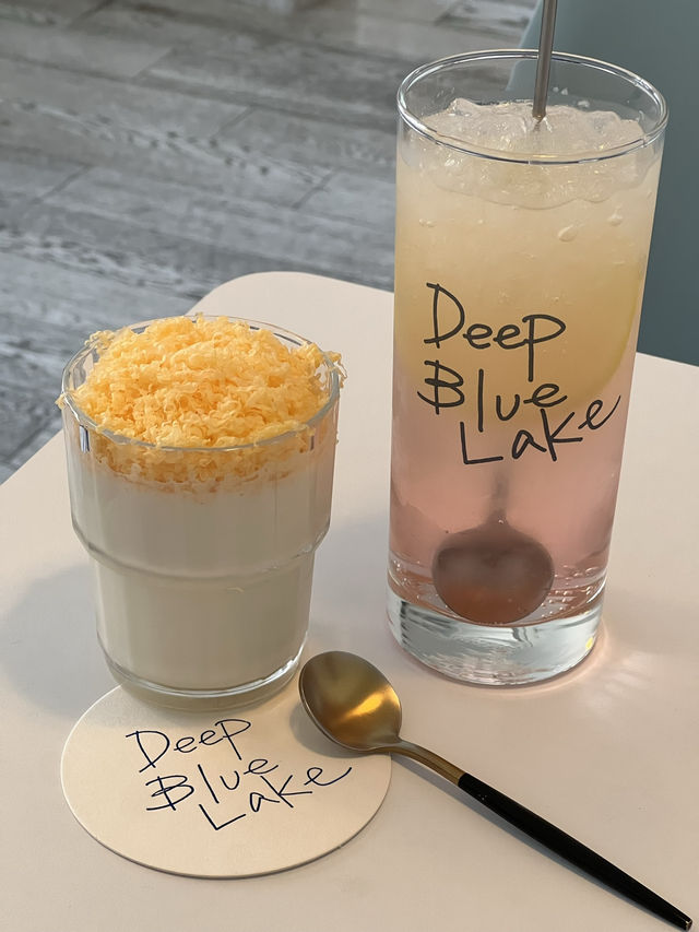 Deep blue lake คาเฟ่มังวอน