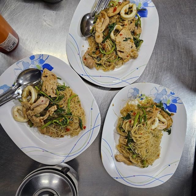 หมี่ผัดกระเฉดที่จริงใจ อร่อยสุดในกรุงเทพ