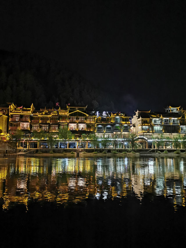 🇨🇳 Enchanting Nights in Fenghuang: A River of Reflections