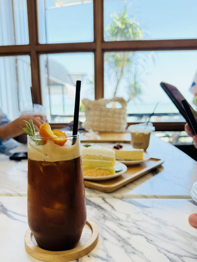 Red Temp Coffee เขาสามมุข คาเฟ่ริมทะเลที่คุณต้องแว