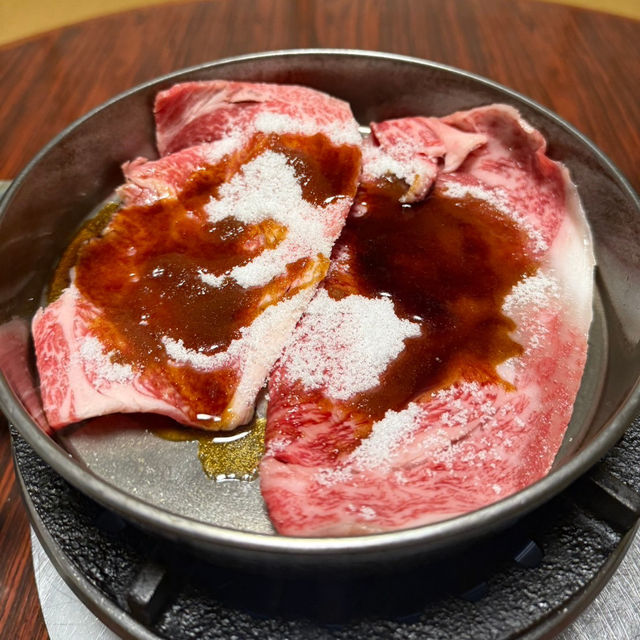 当日仕入れた最高級の松阪牛のすき焼きが堪能できるお店🍲